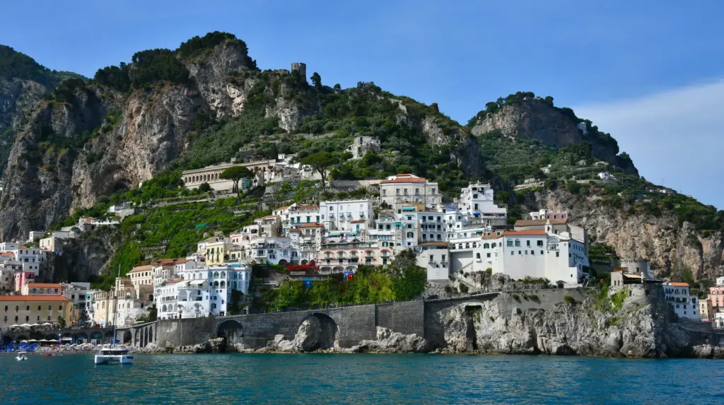21 Best Honeymoon Destinations: A Complete Guide 4 Amalfi Coast, Italy